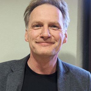 Auf welche Herausforderungen ein mittelständisches Unternehmen bei der Digitalisierung stößt, berichtete Mathias Schröder, Una-Hakra.(Bild:  Mühlenkamp)