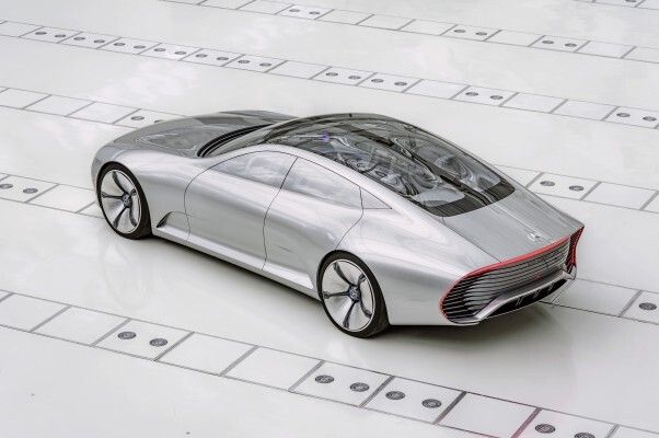 Das Mercedes-Benz Concept IAA (Intelligent Aerodynamic Automobile) ist zwei Autos in einem: Aerodynamik-Weltrekordler mit einem cw-Wert von 0,19 und viertüriges Coupé mit faszinierendem Design. Die Studie, die auf der IAA in Frankfurt ihre Weltpremiere erlebt, schaltet ab einer Geschwindigkeit von 80 km/h automatisch vom Design-Modus in den Aerodynamik-Modus und verändert durch zahlreiche aktive Aerodynamik-Maßnahmen ihre Gestalt. (Bild: Mercedes-Benz)