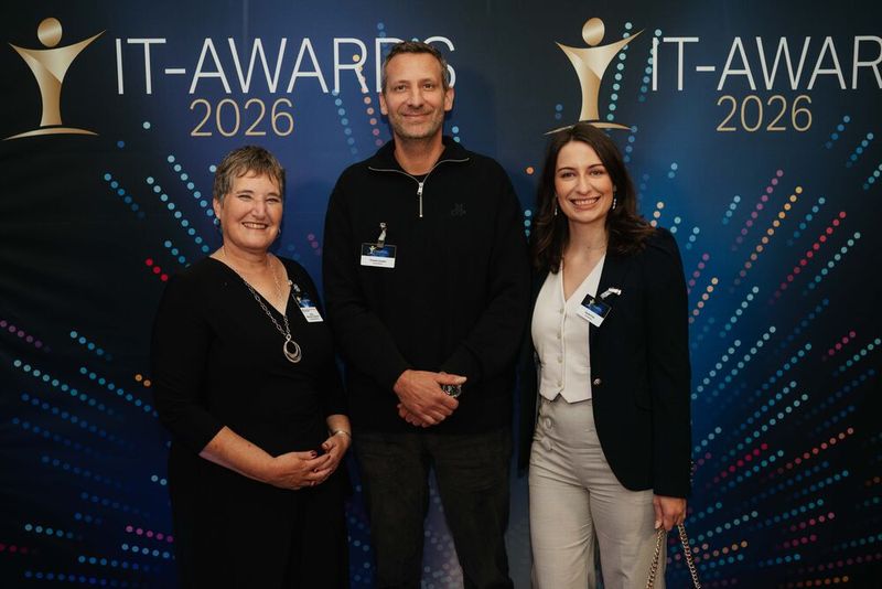 Elke Witmer-Goßner (l.) von Vogel IT-Medien und Daniela Preis von ServiceNow nehmen Thomas Grasser, ebenfalls ServiceNow, in ihre Mitte. (Bild: Manuel Emme Fotografie)