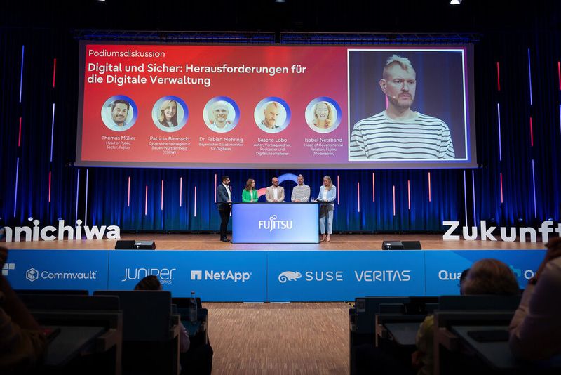 Der zweite Tag der Experience Days wurde durch einen Vortrag von Dr. Fabian Mehring, Bayerischer Staatsminister für Digitales, sowie eine Panel-Diskussion zu den Herausforderungen für die öffentliche Verwaltung eingeleitet. (Bild: studio-kirchner.de)