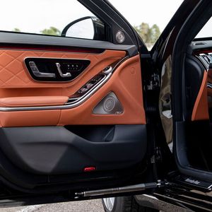 (Mercedes-Benz)