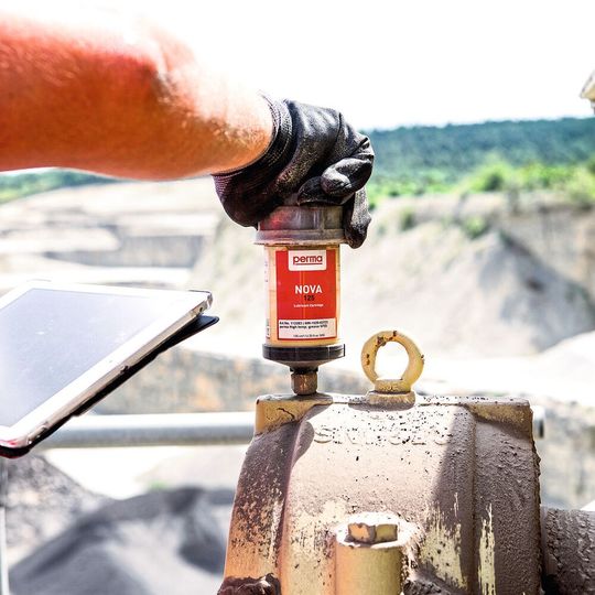 Permanente Schmierung verhindert das Eindringen von Schmutzpartikeln und Flüssigkeiten in das Lager.(Bild:  Perma-Tec)