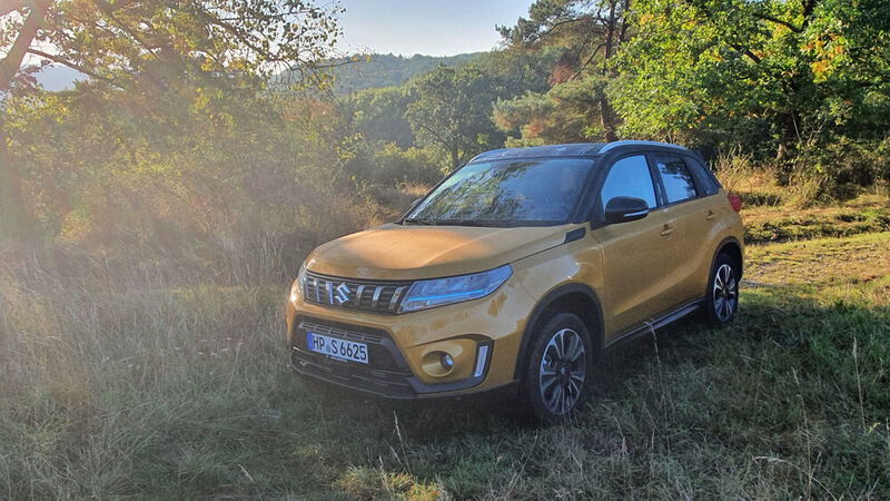 Der aktuelle Suzuki Vitara trat in „Solar Yellow Pearl Metallic“ zum Test in der Redaktion an. (Mauritz/»kfz-betrieb«)