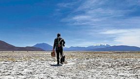 Während einer mehrwöchigen Forschungskampagne in der Atacama-Wüste beproben chilenische und deutsche Geologinnen und Geologen vulkanisch geprägte Reservoirsysteme.  (Bild: Valentin Goldberg, KIT)