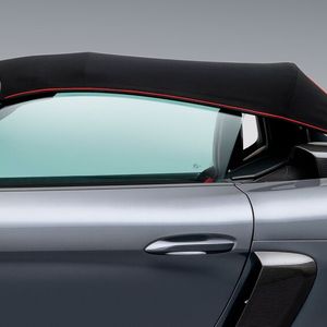 Sonnenschutz: Das Stoffdach ähnelt den von Booten bekannten Bimini-Tops.(Bild:  Porsche)