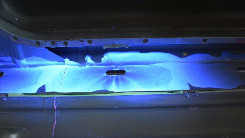 Echt clever: Der Hochleistungskorrosionsschutz von FUCHS enthält einen UV-Stoff. Mit einer UV-Licht-Lampe ausgestattet erkennt der Anwender um Nu, wo er das Anticorit CPX 3373 bereits ausreichend aufgetragen hat – und wo nicht. (Bild: FUCHS LUBRICANTS GERMANY GmbH)