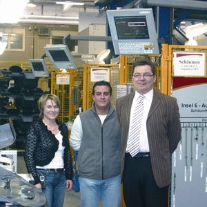 Die projektverantwortlichen Mitarbeiter  der Scannung und Autor Peter Deschl an den hintereinander liegenden Schäum-Arpeitsplätzen.