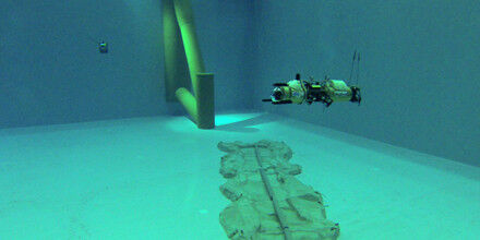 Der etwa 1,5 m lange und 63 kg schwere Unterwasserroboter Avalon steuert sich unter Wasser autonom und soll bei Inspektionen z.B. an Offshore-Windkraftanlagen eingesetzt werden. (DFKI)