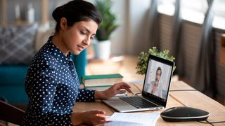 Mit einer Freisprecheinrichtung einfach in Meetings teilnehmen. (Yamaha)