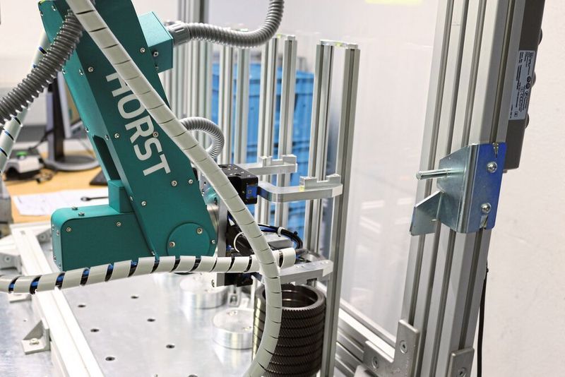 Ist das Bauteil in Ordnung, legt es Horst im Gutteilemagazin ab. (Fruitcore)