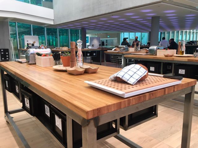 Modernes Arbeiten bei der Bühler Group im neu gebauten Innovationscampus CUBIC, auch für das leibliche Wohl ist gesorgt. (Susanne Reinshagen)