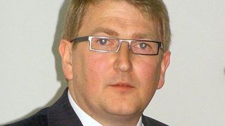 Ralf Brachtendorf, Produktspezialist Vision-Sensoren bei Sick, Waldkirch, auf der Hannover-Messe 2008: „Der Inspector ist eine intelligente Vision-Lösung in einem robusten Gehäuse.“ Bild: Schnell (Archiv: Vogel Business Media)