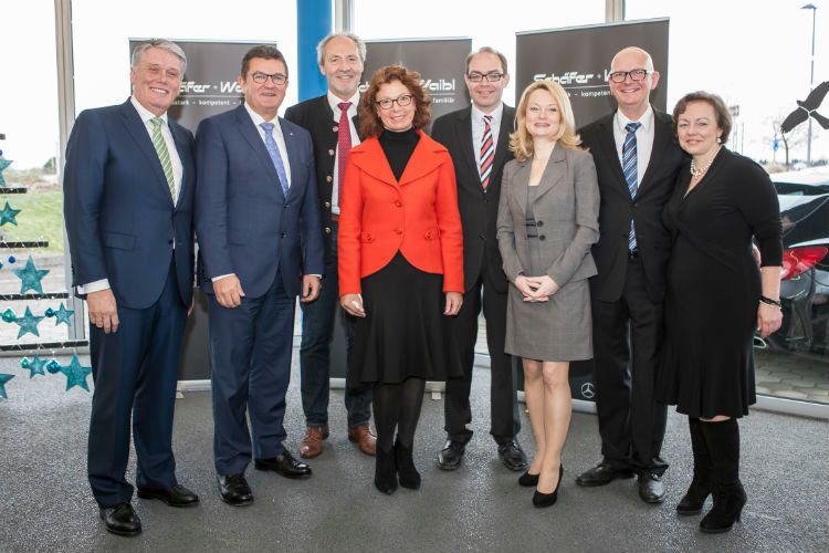 Von links: Ulrich Kowalewski (Daimler Vertriebsdirektor Bayern Pkw), Franz Josef Pschierer (Wirtschaftsstaatssekretär Bayern), Hans-Joachim Weirather (Landrat Unterallgäu), Jutta Hofmeister (Daimler Vertriebsdirektorin Südbayern Nutzfahrzeuge), Geschäftsführer Peter mit Frau Sylvia Schäfer, Martin Waibl ehem. Inhaber und Geschäftsführer Auto Waibl mit Frau Christine Waibl (zukünftig Betriebsleiterin Standort Bad Wörishofen). (Foto: Schäfer + Waibl)
