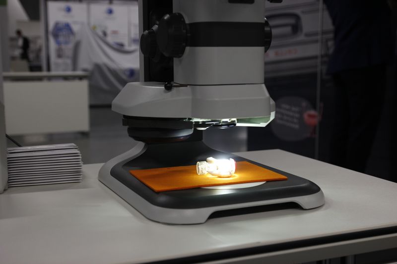 Am Stand von Vision Engineering konnte man das Mikroskopiesystem Lynx Evo ausprobieren. Es liefert dem Benutzer plastische Bilder bis zu 240-fach vergrößert aus verschiedenen Blickwinkeln.   Mehr Infos zu den kommenden LAB-SUPPLY-Messen finden Sie auf www.lab-supply.info.  (LABORPRAXIS, C. Lüttmann)