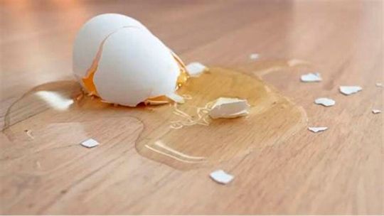 Die Welt atmet auf! Es galt seit Langem die These, dass Eier, wenn sie seitlich auf dem Boden aufprallen, eher zerbrechen, als wenn sie mit einem ihrer Enden aufschlagen. Es brauchte nun ein Team am MIT in Cambridge, um der Welt zu offenbaren, dass das reiner Irrglaube war ...(Bild:  K. Bender)