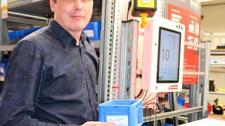 Benjamin Burkhardt von AWG freut sich, dass das neue RFID-Kanban-System von Otto Roth jetzt auch Zeichnungsteile und Verbindungselemente mit Schraubensicherung bereithalten kann. Auch Spitzenzeiten könnten damit flexibel und einfach abgefedert werden. (Bild: Otto Roth)