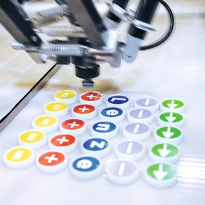 Roboterfunktionen wie Pick&Place können mithilfe von Funktionsbausteinen unabhängig von der gewählten Kinematik gestaltet werden.