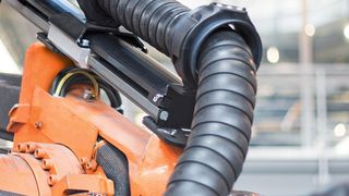 Rückzugsystem für E-ketten an Industrierobotern ermöglicht Führung von Zuführschläuchen für Nieten und Schrauben. (Bild: Igus)
