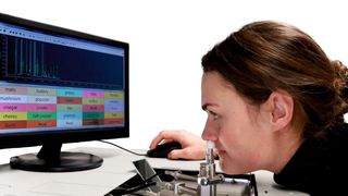 Dr. Daniela Füllemann bei der Durchführung der Gaschromatographie-Olfaktometrie (Bild: Daniela Füllemann)