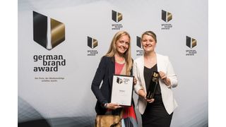 v.l. Martina Seehöfer, Manager Creation, verantwortlich für das Corporate Design bei Wago, und Sarah Tegeler, Head of Brand Management bei Wago, nahmen bei der Preisverleihung in Berlin den German Brand Award entgegen. (Wago)