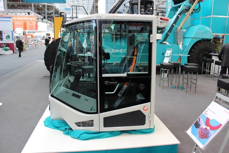 Am Abend nach der „Enthüllung“: ein Blick auf die neue Konecranes-Lifttrucks-Fahrerkabine. (Bild: Konecranes)