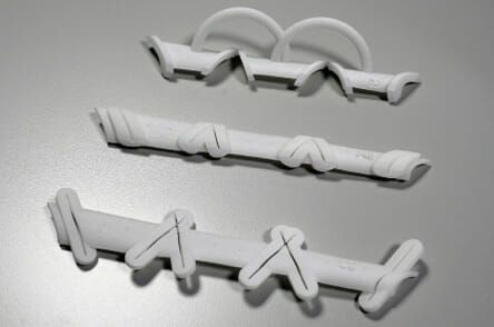 (Bild 5: Durch die Cutting Guides kann die digitale Planung präzise auf den OP-Situs übertragen werden. Die Schnittschablonen erlauben etwa eine U-förmige Rekonstruktion des Unterkieferdefekts anhand geplanter Segmentlängen und –winkel. Links: automatisierte, digitale Planung; Rechts: 3D-gedruckte Cutting Guides aus PA12. Bild: Inzipio, Protiq)