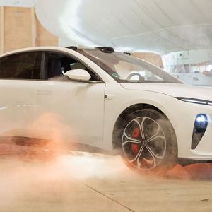 Die Essen Motor Show steht unter Strom. Der Aussteller Next-E-Share.one präsentiert diesen sportlichen Nio ET 5.(Bild:  Messe Essen)