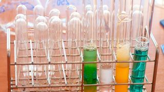 Das Bundesumweltministerium und der Chemieverband VCI haben neue Messmethoden für 50 Chemikalien entwickelt. (gemeinfrei)