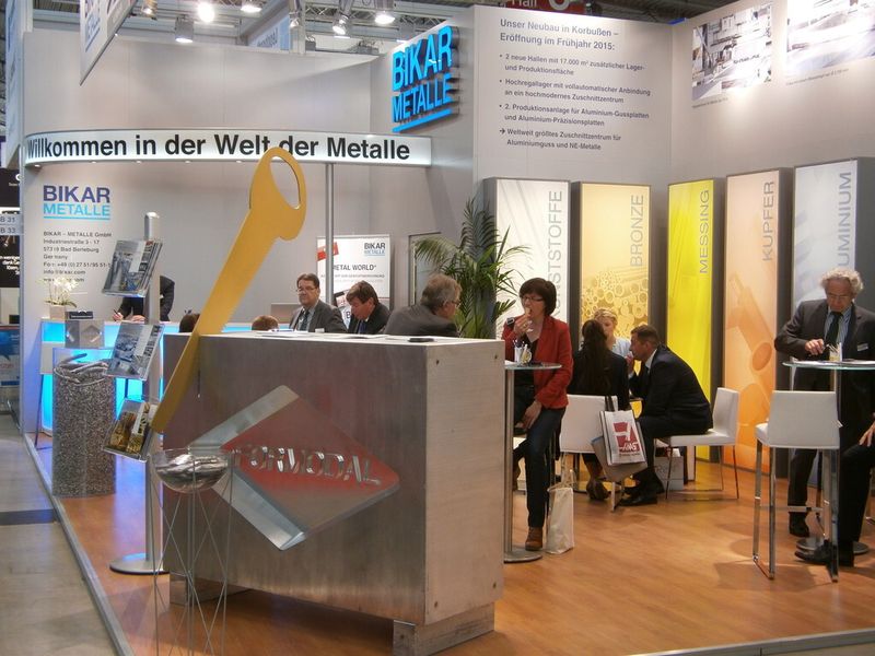 Und ab hier erleben Sie immer wieder, was es sonst noch so auf der Premiere der Moulding Expo zu erleben gab. Mit dabei sind ein Trabi, ein BMW i8, diverser Boliden der Formula Student, ein Rennsimulator, Bauteile, Werkzeugmaschinen und vieles Mehr...die Moulding Expo hat gemäß den Aussagen der Initiatoren ihr Versprechen erfüllt, der Branche eine neue, optimierte Präsentationsplattform zu bieten. (Bild: Königsreuther)