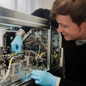 Prof. Dr. Kevin Pagel mit dem Ionenmobilitäts-Massenspektrometer