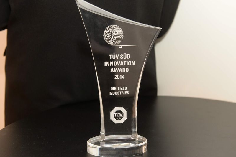 Die Synapticon GmbH hat als erstes Unternehmen den TÜV SÜD Innovation Awards for Digitized Industries erhalten. (Bild: Synapticon)