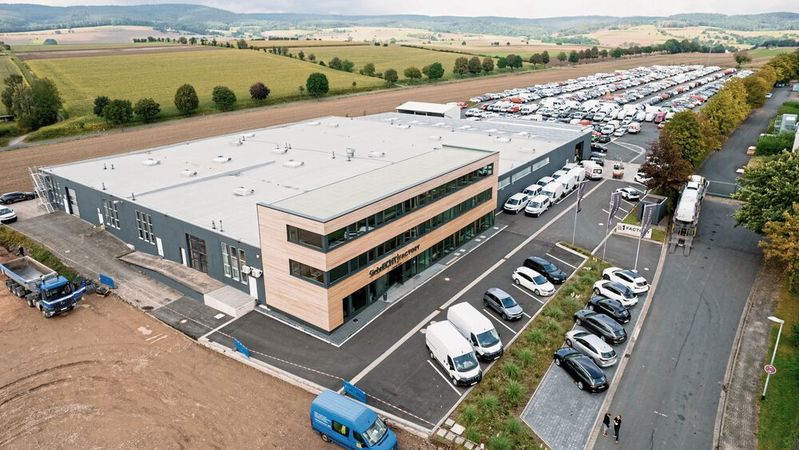 In der neuen „Factory“ laufen alle Fäden des Gewerbekundengeschäfts bei der Siebrecht-Gruppe zusammen.(Bild:  Autohaus Siebrecht)