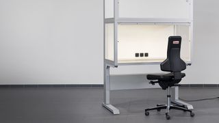 Beispiel für modulare Reinraumtechnik: Die Laminar Flow Box mit höhenverstellbarem Arbeitstisch von item Industrietechnik verwendet ein rostfreies Lochblech als Arbeitsfläche. So wird die Verdrängungsströmung ohne Verwirbelung abgeleitet. Die integrierte Haube können Sie individuell auf Ihren Produktionsprozess abstimmen  (Bild: item)