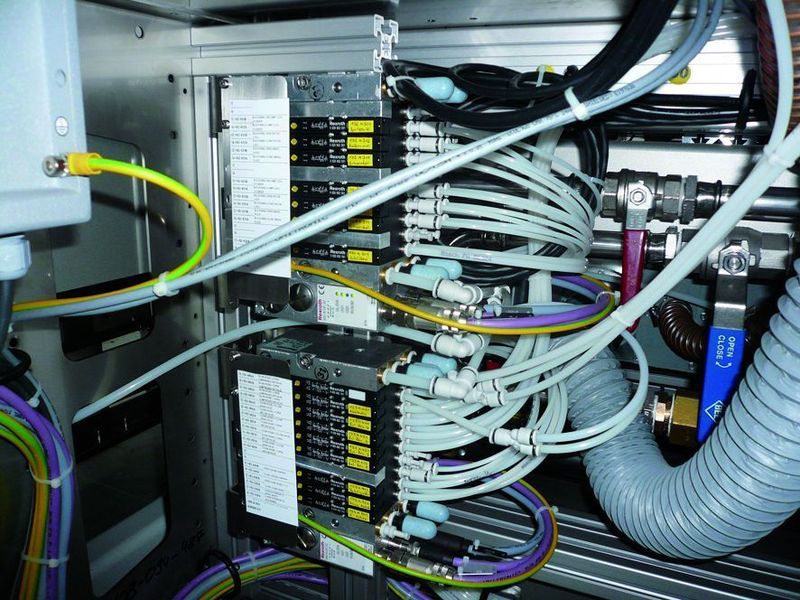 Bild 5: Ein pneumatisches Ventilträgersystem sorgt für reibungsloses Mischen, Dosieren, Applizieren und Testen. Dazu ist es direkt an den Profibus der Anlage angeschlossen. (Archiv: Vogel Business Media)