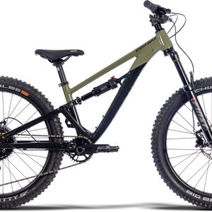 Mit dem „Groot 246“ stellt die sportive Puky-Tochter Eightshot ein vollgefedertes Mountainbike für Kinder ab sieben Jahren vor. Es ist einfach von 24 auf 26 Zoll umzurüsten und kann so mit seinen jungen Piloten mitwachsen. Das Fahrwerk mit 120 Millimetern Federweg vorn und hinten lässt sich dank Luftfederung individuell auf verschieden schwere Kinder einstellen. Eightshot positioniert das Groot als „Enduro“, also als Mountainbike auch für sehr anspruchsvolles Gelände. Der Hersteller will damit dem Trend Rechnung tragen, dass Mountainbiken immer mehr Breitensport und auch von jungen Kindern ambitioniert ausgeübt wird. Dazu passt die restliche Ausstattung mit hydraulischen Scheibenbremsen, einstellbaren Bremshebeln und Zehn-Gang-Schaltung. Das Mountainbike ist für 1.999 Euro erhältlich.(Bild:  www.eightshot.com | pd-f)