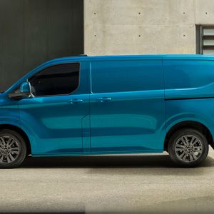 Nach dem batterieelektrischen Transit bringt Ford nun den kleineren E-Transit Custom auf den Markt.(Bild:  Ford)