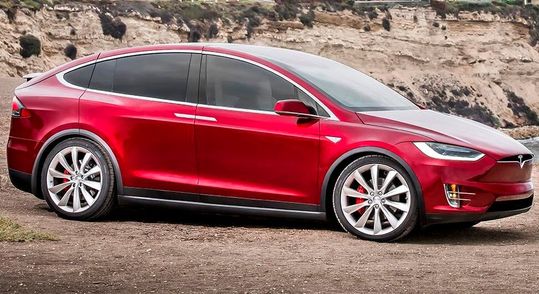 Elon Musk sieht sich nach anhaltenden Verlusten gezwungen, Tesla in Richtung Roboter und Robotaxis umzustrukturieren. Dieser Idee müssen die einstigen Erfolgsmodelle X (im Bild) und S weichen, um Fertigungskapazität freizuschaufeln ...(Bild:  Tesla)