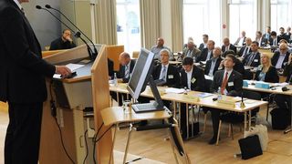 Bei der 9. Hamburger Staplertagung konnte Prof. Bruns wieder zahlreiche Interessierte an Trends und Entwicklungen der Staplerbranche begrüßen. (Bild: HSU)