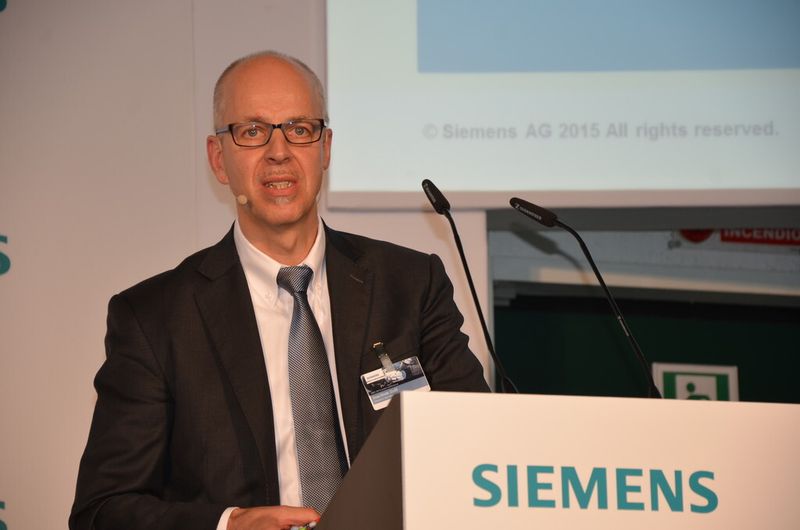 Joachim Zoll, Leiter des Business Segments Machine Tool Systems bei Siemens: Firmen können mit einem Integrated Engineering-Ansatz bei der Maschinenentwicklung entlang der gesamten Prozesskette ihre Entwicklungszeit um bis zu 30 Prozent reduzieren. (Jablonski)