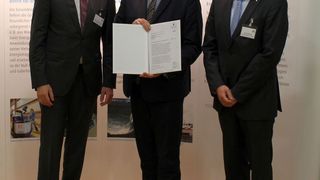 Minister Jörg Felgner (Mitte) übergab die Finanzierungszusage an Prof. Ralf B. Wehrspohn, Leiter des Fraunhofer IMWS (links), und Gerd Unkelbach, Leiter des Fraunhofer CBP. (Fraunhofer IMWS)