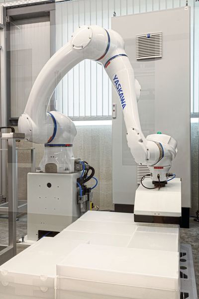 Etliche Handhabungsschritte sind nötig. Zum Einsatz kommen teils Cobots (im Bild) und teils Hochleistungsindustrieroboter. (Bild: Yaskawa Europe)