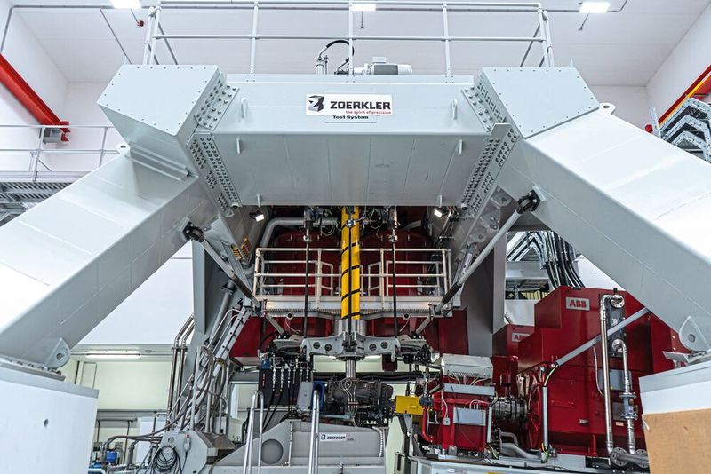 The impressive helicopter gearbox test stand from Zoerkler. (Image:Emag)