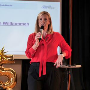 Zur Jubiläumsveranstaltung hatte sich die Gütegemeinschft die Bestsellerautorin und Kommunikationsexpertin Nicole Staudiger als Referentin und Moderatorin eingeladen, die für eine sehr kurzweilige Veranstaltung sorgte. (Bild:  Schmidt - VCG)