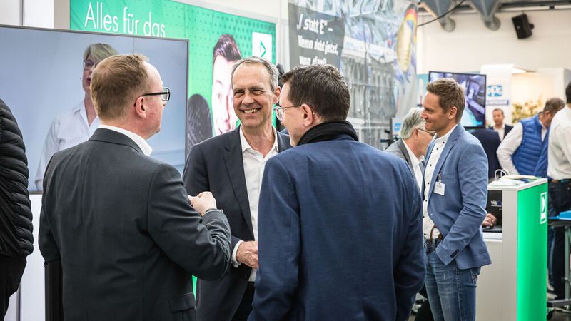 Am Stand von Dekra konnten sich die Teilnehmer über deren umfangreiche Dienstleistungsangebote informieren. Dekra hat gemeinsam mit dem Eigeltinger Unternehmen Carbon den Crashversuch in Würzburg ermöglicht. (Bild: Stefan Bausewein)