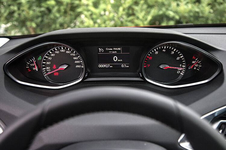 ... so aber gut ablesbar. Außerdem fehlen auf Cockpit und Mittelkonsole fast alle Knöpfe und Taster. (Foto: Peugeot)