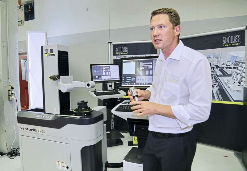 Stefan Bühler von Zoller stellt das Toolmanagement vor. (Anne Richter, SMM)