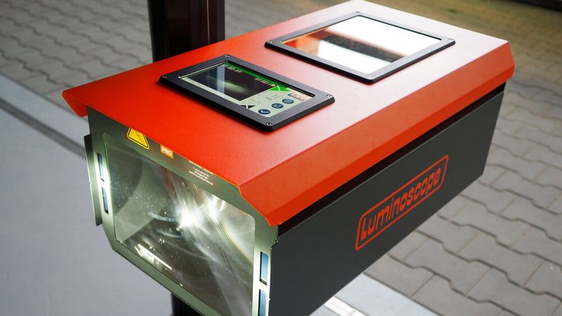 Das Luminoscope® PRO SLA 40 verfügt, anders als bei anderen digitalen SEPs, zusätzlich über einen klassischen Lichtschirm. So kann der Anwender das Scheinwerferabbild nach wie vor beurteilen – eine gute praktische Hilfe, wenn beispielsweise bei einem Halogenscheinwerfer das Leuchtmittel falsch eingesetzt wurde. (Bild: rmi-tec)