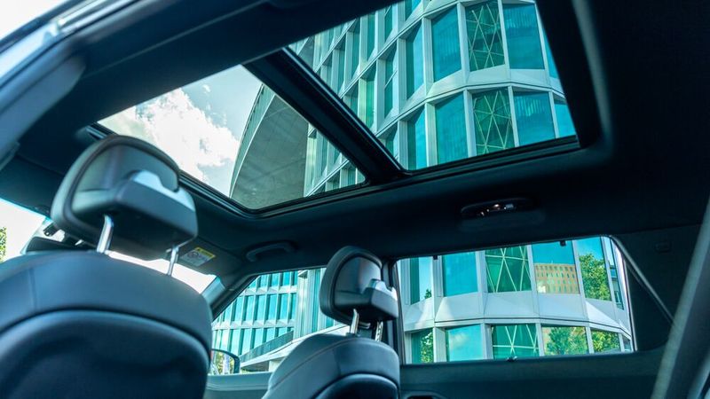 Gute Aussichten: Optional ist für den Torres Hybrid Lux ein großes Panorama-Glasschiebedach erhältlich. (Bild: KGM)