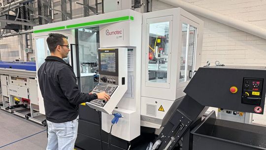Jean Carlos Guedes, spécialiste en usinage 5 axes, devant la Starrag Bumotec 191neo.(Source :  Starrag)