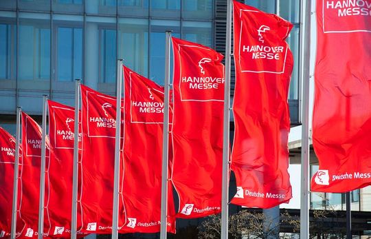 Phönix aus der Asche! Die Hannover Messe hat heute ihre Tore nach zwei Jahren coronabedingter Abstinenz wieder geöffnet. Aber es gibt auch Wermutstropfen. Bundeskanzler Olaf Scholz sprach im Rahmen der Eröffnungszeremonie. Hier eine Zusammenfassung. Phönix aus der Asche! Die Hannover Messe hat heute ihre Tore nach zwei Jahren coronabedingter Abstinenz wieder geöffnet. Aber es gibt auch Wermutstropfen. Bundeskanzler Olaf Scholz sprach im Rahmen der Eröffnungszeremonie. Hier eine Zusammenfassung.
